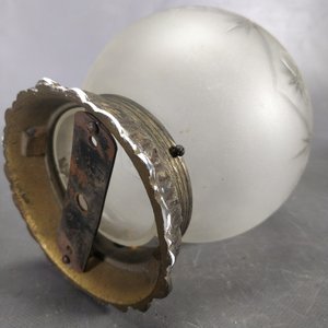 Lote de 4 piezas de iluminación: Fanales tallados, colgante con cristales y globo - imagen 4