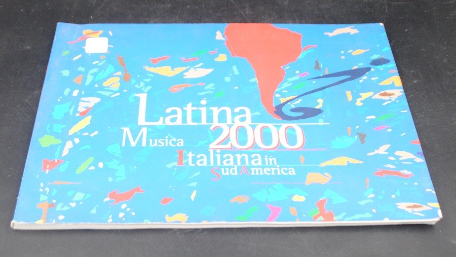Lote siguiente: Libro de Música Latina 2000