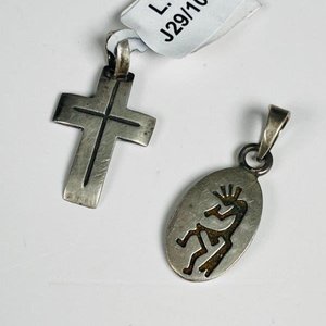 Lote anterior: Dos Dijes de Plata: Cruz y Figura Estilizada