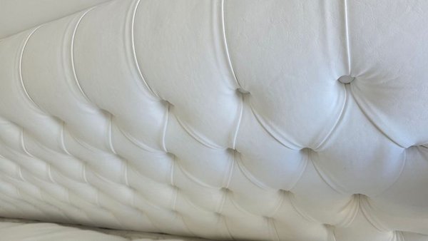 Respaldo de cama de cuero blanco capitoneado - imagen 3