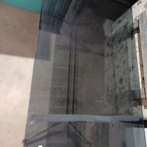 Mesa Rectangular con Tapa de Vidrio Grueso y Base de Hierro - imagen 3