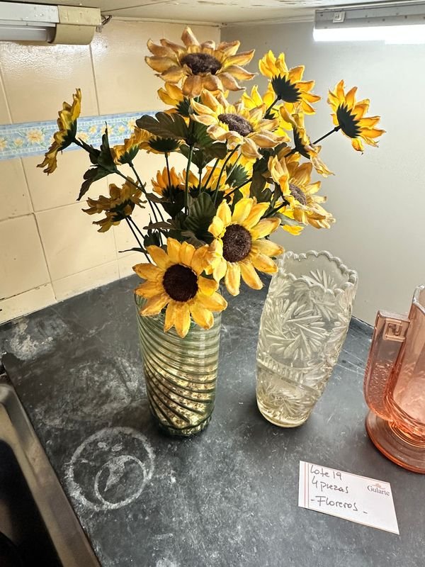 Colección de Floreros de Vidrio con Flores Coloridas - imagen 11