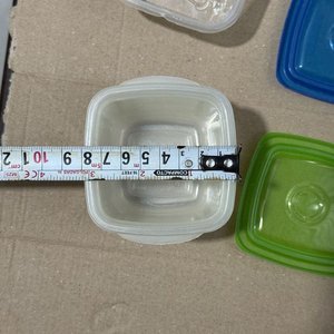 Juego de 4 recipientes plásticos apilables con tapas de colores - imagen 8