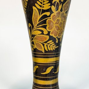 Juego de Tres Floreros Cónicos de Bronce con Decoración Floral - imagen 2