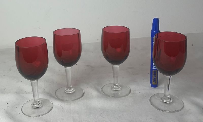 Copas de vino con tinte rojo - imagen 2