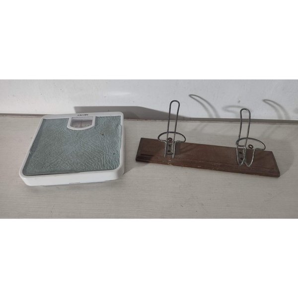 Balanza Personal Camry y Perchero de Madera