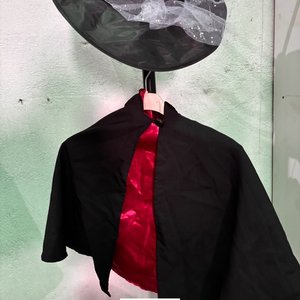 Disfraz de Bruja: Capa Negra y Gorro con Cinta Plateada - imagen 3