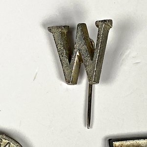 Tres Pins Metálicos con Iniciales y Logos - imagen 4