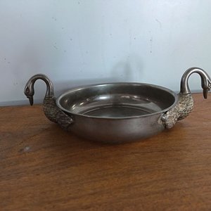 Centro de Mesa Decorativo con Cisnes en Metal Plateado - imagen 1