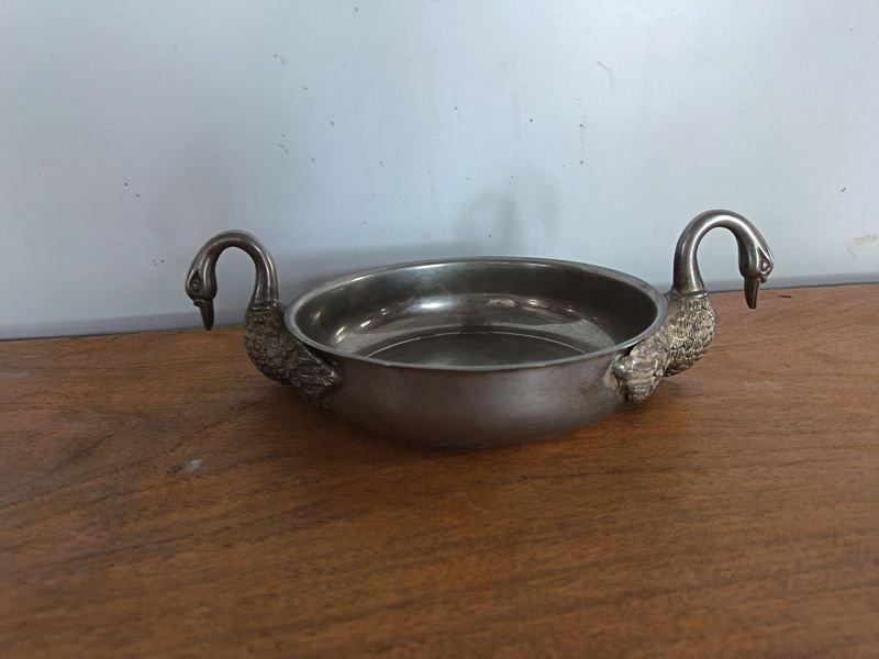 Centro de Mesa Decorativo con Cisnes en Metal Plateado