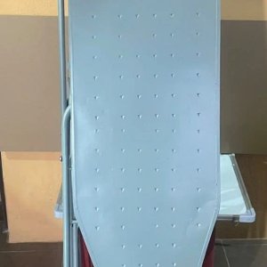 Tabla de Planchar Plegable de Metal Gris con Ruedas - imagen 2