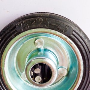 Lote de 30 Ruedas Negras de Goma con Llantas Metálicas - imagen 2