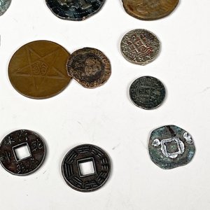 Lote de 20 Monedas Antiguas: Romanas, Japonesas y Europeas - imagen 5