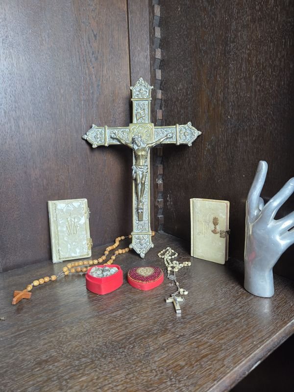 Lote siguiente: Lotes religiosos con rosarios, crucifijos y misales