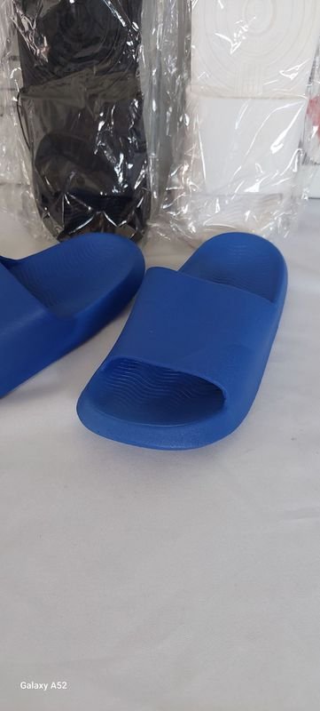 Zapatillas de plástico azules en excelente condición - imagen 3