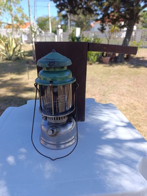 Farol antiguo en su caja de madera - imagen 1