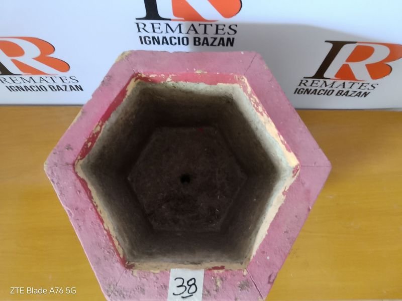 Maceta de hormigón en buen estado - imagen 2