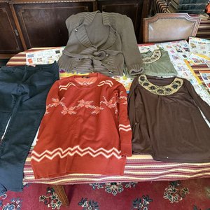 Lote de 5 Prendas de Vestir: Pantalón, Suéter y Blusas - imagen 20