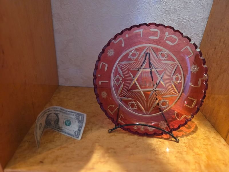 Plato en cristal tallado con estrella de David central - imagen 3