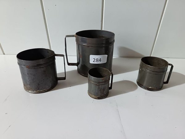 Juego de 4 Tazas Medidoras Antiguas de Metal - imagen 1