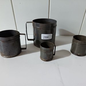 Juego de 4 Tazas Medidoras Antiguas de Metal - imagen 1