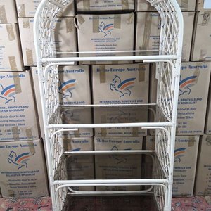 Lote siguiente: Estantería de Ratán Blanca con Diseño Arqueado y Estantes de Vidrio