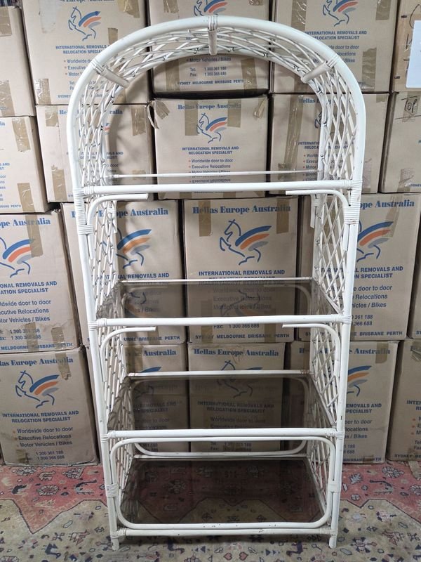 Estantería de Ratán Blanca con Diseño Arqueado y Estantes de Vidrio