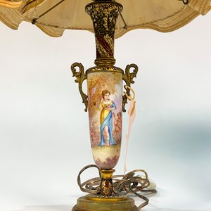 Par de Lámparas de Mesa Antiguas en Porcelana y Bronce con Pantallas Beige - imagen 2