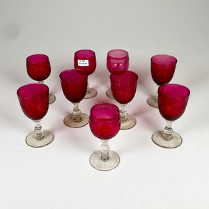 Lote anterior: Nueve copas de cristal rubi labradas, diferentes