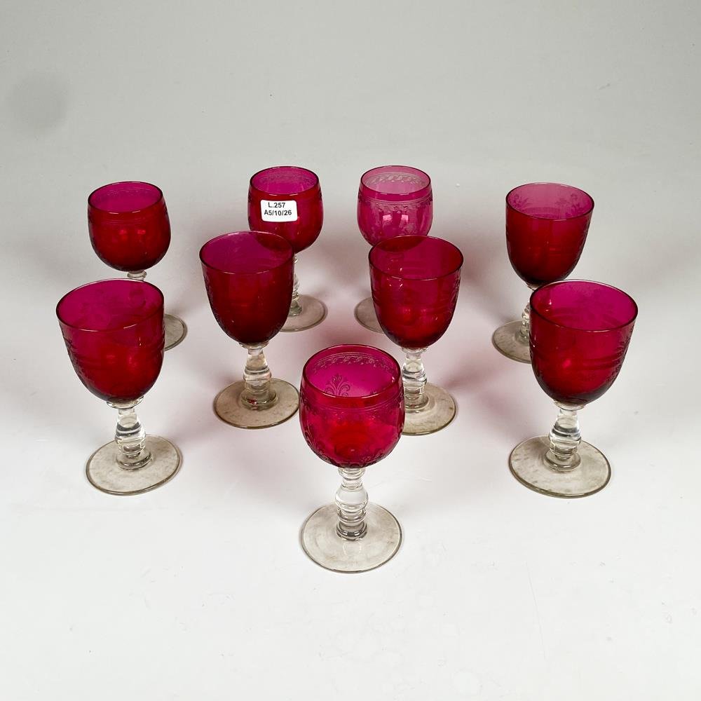 Nueve copas de cristal rubi labradas, diferentes