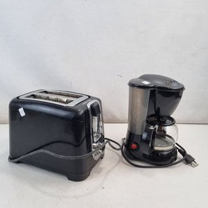 L 386 - Set De 2 Piezas - Practico set de cocina con cafetera de filtro marca Cuori y tostadora Black+Decker para 2 panes (La cafetera funciona / La tostadora no enciende) - imagen 3