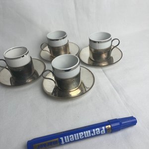 Lote siguiente: Juego de 4 Tazas de Café con Platillos en Porcelana y Metal