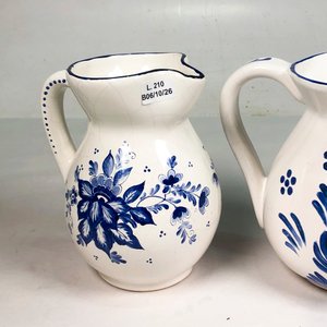 Cuatro Jarras de Porcelana Blanca y Azul con Diseño Floral - imagen 4