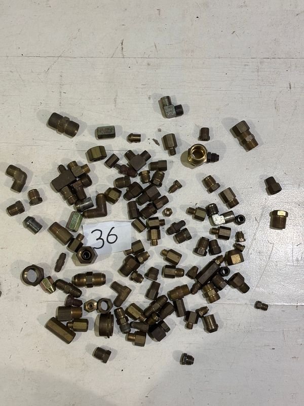 Lote de 100 Piezas de Conexiones y Accesorios de Bronce