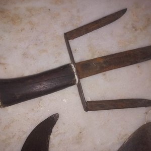 Lote de Herramientas Antiguas de Campo: Hacha, Cuchillo y Hoces - imagen 4