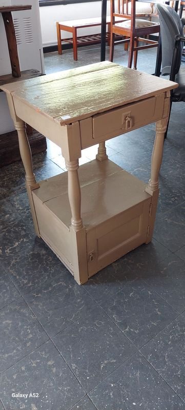Noche de mesa en madera con cajón y puerta - imagen 3
