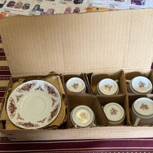 Juego de Tazas y Platos de Porcelana China con Detalles Florales - imagen 2