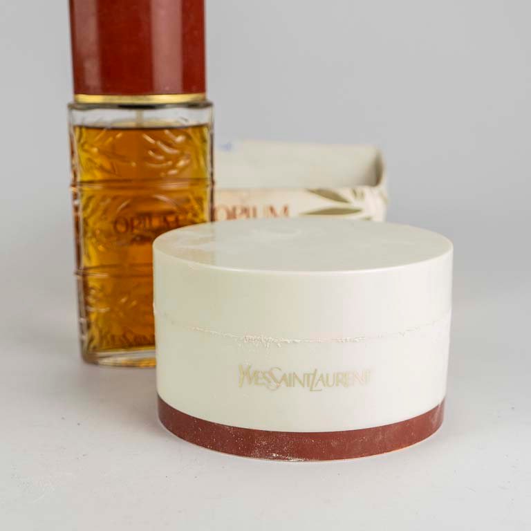Eau de toilette Opium de Yves Saint Laurent con faltante y talco - imagen 2