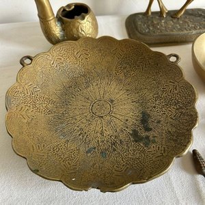 Lote de Adornos de Bronce Macizo: Ciervo, Cenicero Pipa y Bandeja Decorada - imagen 4