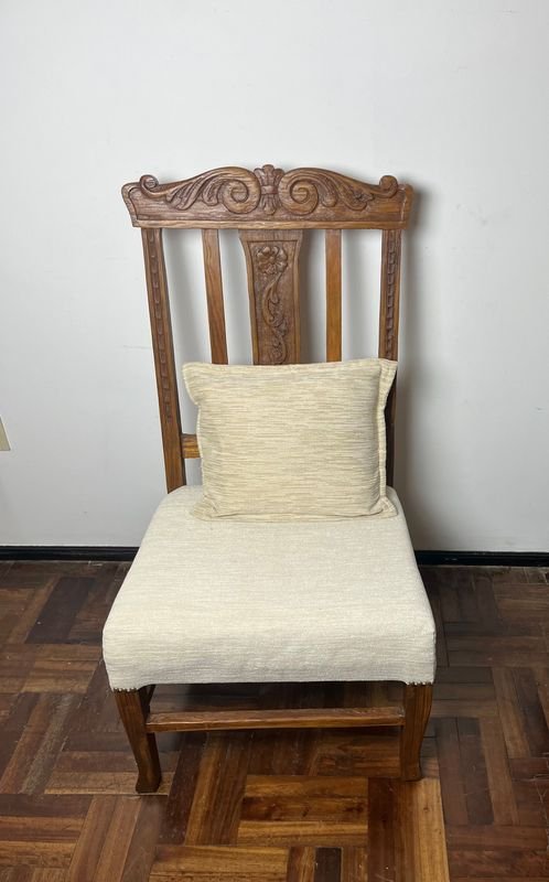 Lote siguiente: Silla Baja de Madera con Almohadón