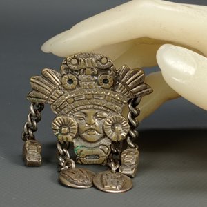 Prendedor Bronce Bañado Plata Diseño Azteca con Cadenas - imagen 6