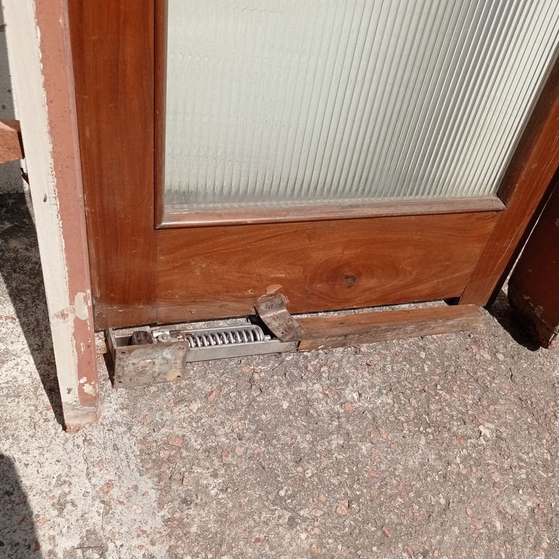 Puerta antigua de madera con ventanas y marcos - imagen 4
