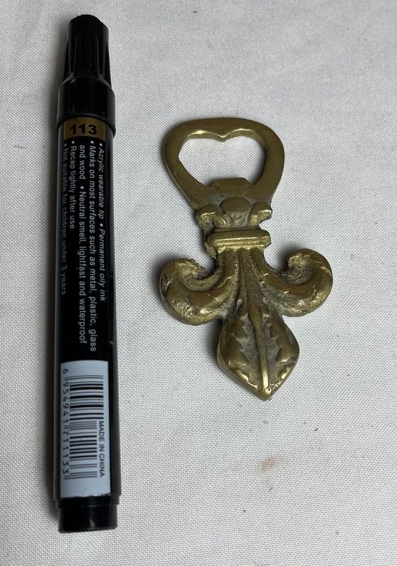 Destapador de Bronce Macizo con Diseño Estilo Flor de Lis