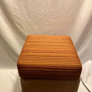 Puff o baúl de guardado con asiento tapizado y ruedas - imagen 1