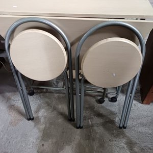 Desayunador Plegable con Dos Banquetas y Ruedas - imagen 4