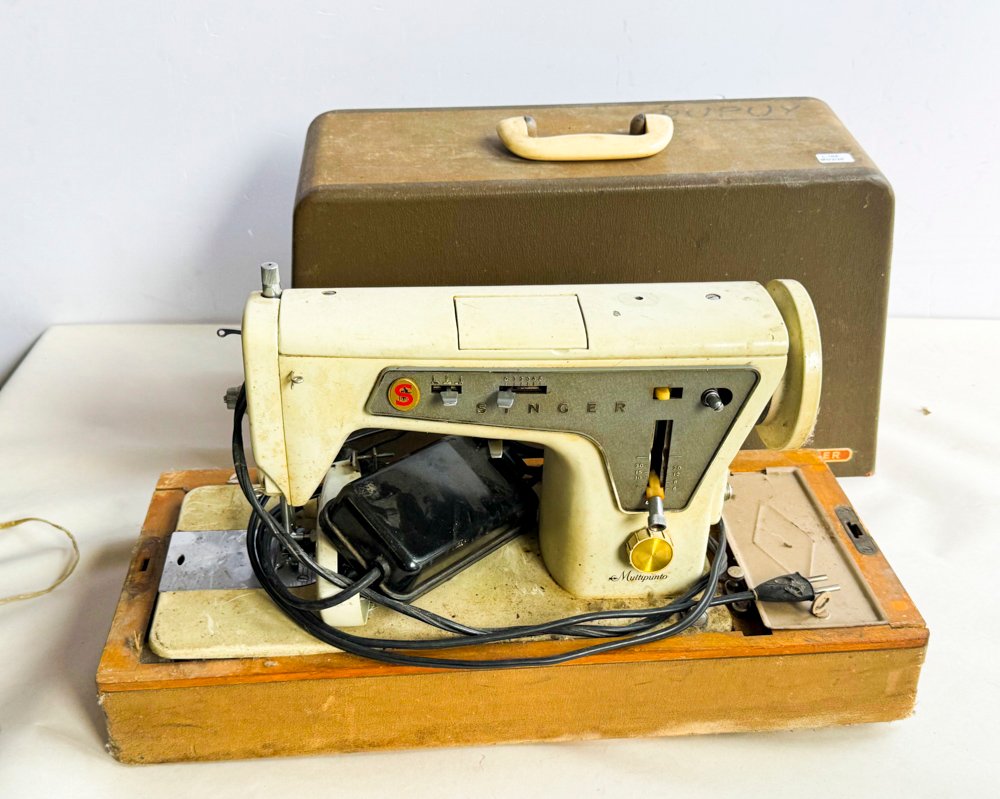 Lote siguiente: Maquina de coser Singer con llaves en estuche