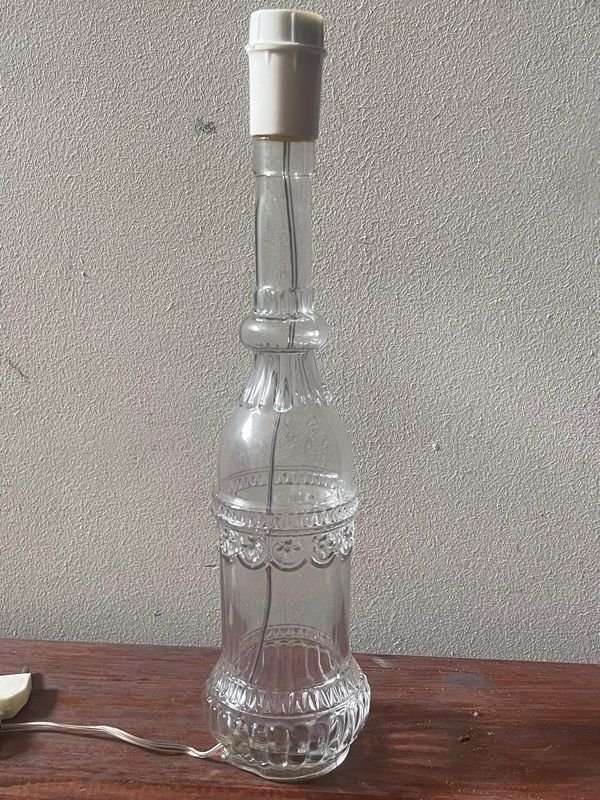 Lámpara de Mesa Decorativa de Vidrio Transparente con Base de Botella Estilo Vintage - imagen 4