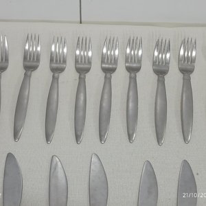 Set de Cubiertos Metálicos: Tenedores y Cuchillos de Acero Inoxidable - imagen 5