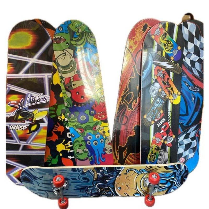 Lote siguiente: Patinetas de Skate con Logotipos Skullcandy y WASP