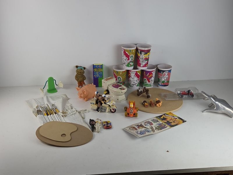 Lote anterior: Colección de juguetes vintage y vasos coleccionables para pintar